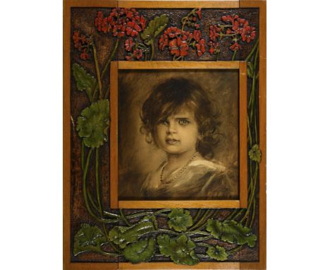 Geschnitzter Jugendstil-Rahmen mit Kinderbildnis.  Ahorn(?), teils farbig gefasst, Verglasung, Druck mit undeutlicher Signatu