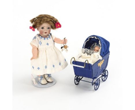 Kleines Charakterpüppchen "Lisa" mit Blech-Puppenwagen. Kämmer & Reinhardt. Kopfmarke: K & R Simon & Halbig 126 Germany 21. U