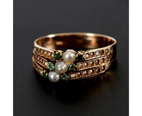 Ring mit Perlchen um 1900.             Roségold 585 gestempelt. Ringgröße 55. 2,8 g.             3-stegige Mitte mit Perlchen