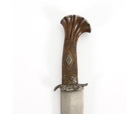 "Türkendolch" mit Scheide. Um 1870.Gesamt L 39 cm. Einschneidige Klinge mit gerader Rückenlinie. Beschnitzter Holzgriff mit M