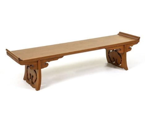 Sitzbank aus Rosenholz.  Matt lackiert. H 44 cm, T 44,5 cm B 174 cm. Sitzbank in schlichter Eleganz, Durchbrochen gearbeitete
