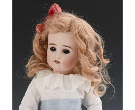Zierliches Puppenmädchen "Friederike". Baehr & Proeschild. Kopfmarke: 448 5. Um 1905.             Biskuitporzellan, Masse. L 