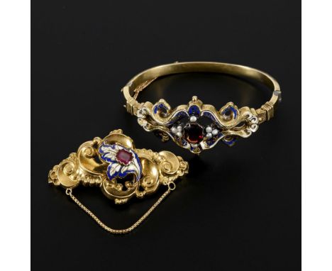 Biedermeierarmreif und Brosche.             Gelbgold 585 geprüft. Armreif Ø 5,7 cm. Brosche 5,5 x 2,8 cm. 9,8/6,9 g.         