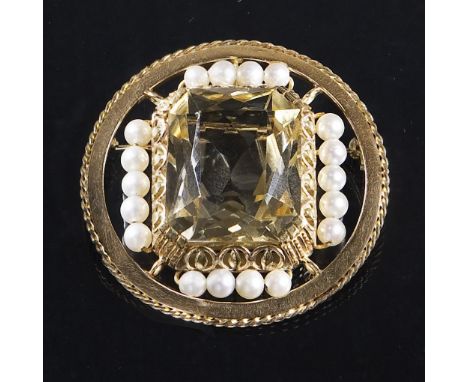 Citrin-Perlchen-Brosche.             585er Gelbgold (14 kt). ø 4 cm. 21,3 Gramm.             Blassgelber facettierter Citrin 