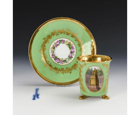 Bildertasse "Denkmal August's des Gerechten.". Meissen. Schwertermarke, um 1810/20.             Polychrom bemalt, goldstaffie