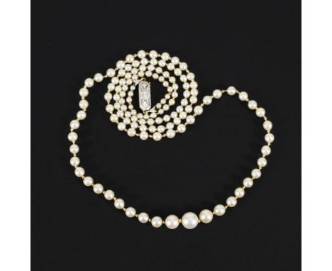 Zuchtperlenkette mit Zierschließe.             Gelbgold/Weißgoldschließe 585 gestempelt. L 61 cm. Perlen Ø 2-7 mm. 9,1 g.    