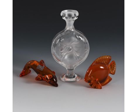 2 Fische und 1 Flakon. 2. H. 20. Jh. Frankreich. Signiert.                         2x DAUM/Nancy: Delfin und Fisch aus orange
