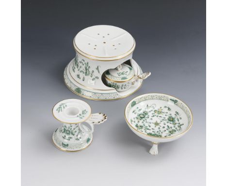 Stövchen, Kerzenleuchter und Schale "Indisch Grün". Meissen. Schwertermarke, 2. H. 20. Jh., 1. Wahl.             Grüne Malere