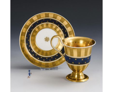 Empire-Tasse mit Sternendekor. KPM Berlin. Zeptermarke, um 1800, braune Malernr. 31.             H Tasse 11 cm, Ø Untertasse 