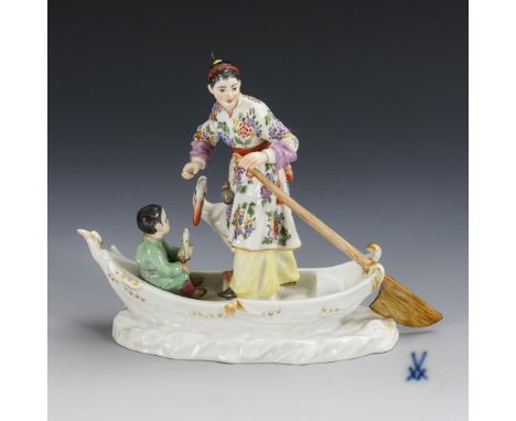 Japanerin im Boot. Meissen. Schwertermarke, Jahreszeichen 1986, 1. Wahl. Modell-Nr.: 65526 (alt 2466). Entwurf: 1756.        