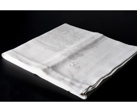 Tafeltuch mit Rosenblüten und Hohlsaum. Um 1925.Hell-sandfarbener Leinendamast. 265 x 162. Umlaufend handgezogener Hohlsaum, 