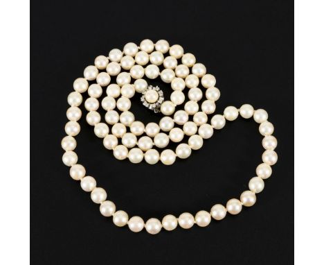 Zuchtperlenkette mit Zierschließe.             Weißgoldschließe 585 gestempelt. L 75 cm. Perlen Ø 8 mm.             Schnürket