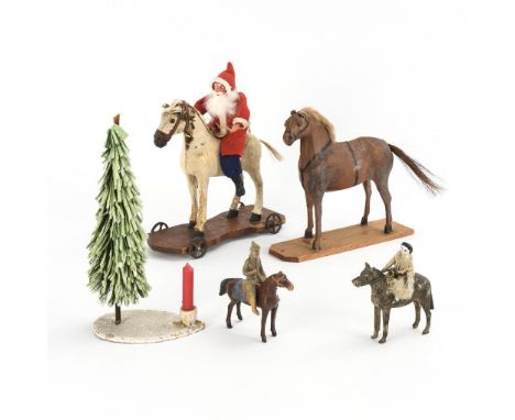 5-teiliges Konvolut mit Weihnachtsmann auf Pferd.                         Weißes Pferd mit Echthaar, auf Räderplatte. Mit rei