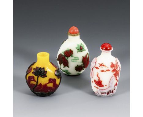 3 Snuffbottles mit mehrfarbigem Überfang.  H 6 - 7 cm. Gelbe Flasche mit rotem und dunkelgrünem Überfang. Je zwei Wasservögel