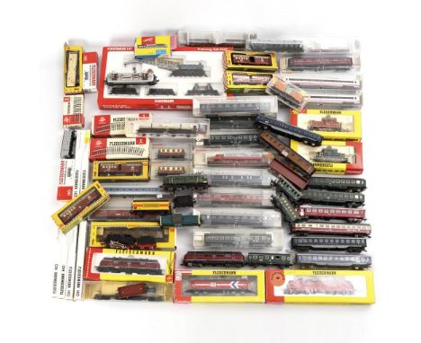 Eisenbahn-Großkonvolut. Fleischmann. Alle gemarkt. 2. Hälfte 20. Jh.             Vorwiegend Kunststoff. L 12 - 25 cm.        