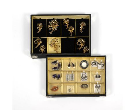 Konvolut Mode- und Silberschmuck in 2 Paletten.             Metallguss/Silber geprüft, gestempelt 835, 925, teilweise rhodini