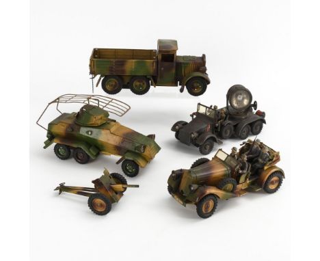 3 Militärfahrzeuge und 1 Geschütz. Elastolin (O. & M. Hausser) & Lineol. 2x gemarkt.             Blech, 4x Mimikry-Lackierung