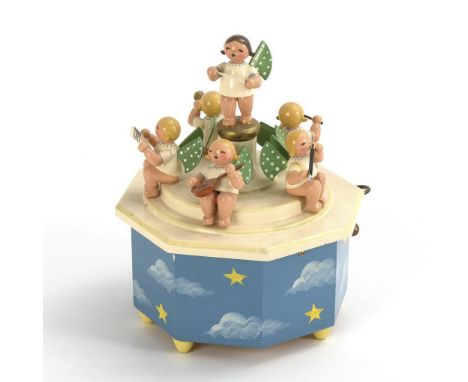 Spieldose mit Musikwerk. Wendt & Kühn. Marke: expertic. DDR-Zeit.             Holz, farbig gefasst. H 18,5 cm.             8-