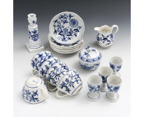 17 Teile Zwiebelmuster-Porzellan. Meissen. Knaufschwerter, ab 1850-1924, 1. Wahl und Schwertermarke, 2. H. 20. Jh., 1. Wahl. 