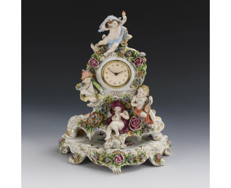 Figürliche Porzellanuhr. Sitzendorf. Blaumarke, 2. H. 20. Jh.             Polychrom bemalt, goldstaffiert. H Uhr 28,5 cm, H g