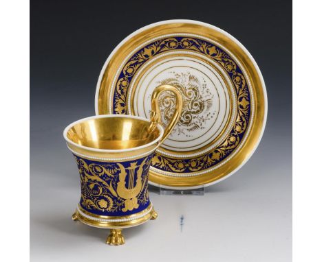 Empire-Tasse. KPM Berlin. Zeptermarke, um 1800.             H Tasse 12,5 cm, Ø originale Untertasse 16 cm.             Krater