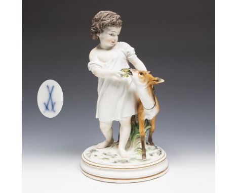 Seltene große Figur: Knabe mit Reh. Meissen. 1880-1923. Modell-Nr. M 148.Höhe: 38 cm. Modell von Johann Christian Hirt 1880-1