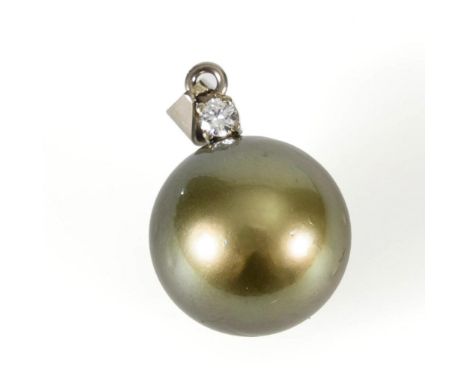 Anhänger mit Tahitizuchtperle und Brillant.             Weißgold 750 gestempelt. Perle Ø ca. 14,5 mm. Brillant ca. 0,08 ct.  