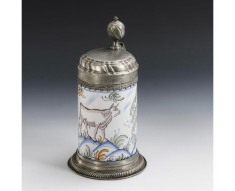Barocker Fayence-Walzenkrug mit Ochse. Magdeburg. 2. H. 18. Jh.             Weiß glasiert, farbige Scharffeuerfarbenmalerei. 