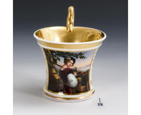 Biedermeier-Tasse mit Jäger. KPM Berlin. Zeptermarke KPM, 1837-1844.             Polychrom bemalt, goldstaffiert. H 10,5 cm. 
