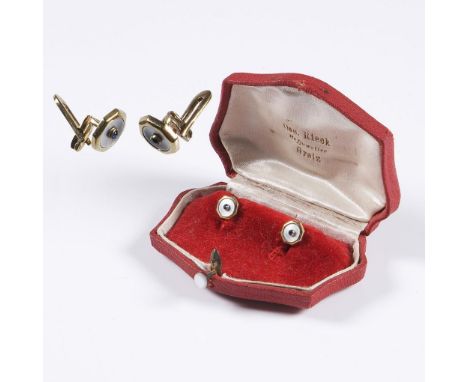 Kleine Damen-Manschettenknöpfe.             585er Gelbgold (14 kt). ø 8,3 mm. 2 Gramm.             Zwei kleine Mondstein-Tafe