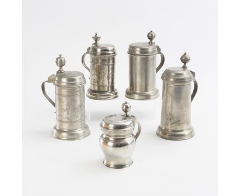 5 Zinnkrüge. Je gepunzt, darunter Gottfried August Krause in Meißen. Ende 18./19./20. Jh.             H maximal 27 cm.       