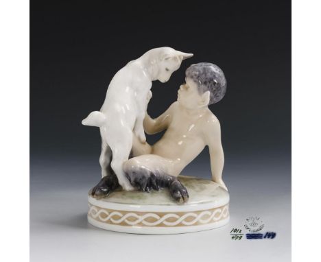 Faun mit Zicklein. Royal Copenhagen. Wellenmarke und Stempelmarke, um 1905-1922. Monogrammiert "CTh.". Modell-Nr.: 498. Entwu