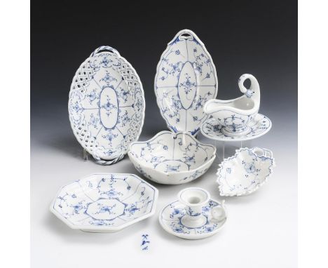 7 Porzellane mit Strohblumendekor. Rauenstein. Fähnchenmarke Rn, um 1900.             Unterglasurblaue, ausgetuschte Strohblu