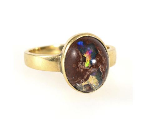 Ring mit Boulderopal.             Gelbgold 585 gestempelt. Ringgröße 57. 4,6 g.             In hoher Zarge gefasster Cabochon