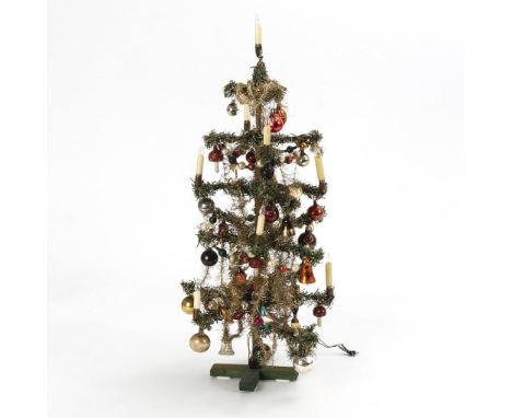 Puppen-Weihnachtsbaum.             H 56 cm.             Christbaum mit Papiernadeln, altem Glasbehang und elektrischer Beleuc