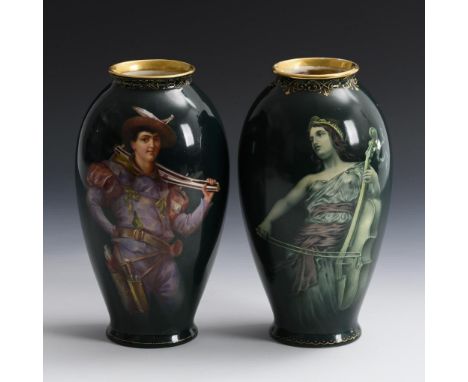 2 Vasen mit Figurendarstellungen. Ernst Wahliss. Stempelmarke, um 1910.             Polychrom bemalt, goldstaffiert. H 24 cm.