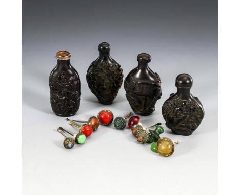 4 Snuffbottles und Konvolut Stöpsel.  H 7,5 - 8,5 cm. Flaschen in Holzoptik, mit unterschiedlichen Reliefdarstellungen (Kürbi