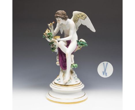 Große Figur: Amor, Nachtigallen fütternd. Meissen. 1935-1947. Modell-Nr. N 195.Höhe: 42 cm. Modell von Rudolf Hölbe 1885. Pen