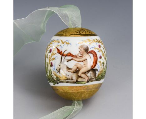 Porzellanei. KPM Berlin. Ungemarkt, um 1835.             Polychrom bemalt, goldstaffiert. L 6,5 cm.             Zwischen orna