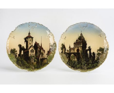 Paar Gründerzeit-Wandteller mit Burgansichten. Villeroy & Boch. Jeweils mit grüner Merkurmarke "Mettlach", ab 1874. Dekor-Nr.