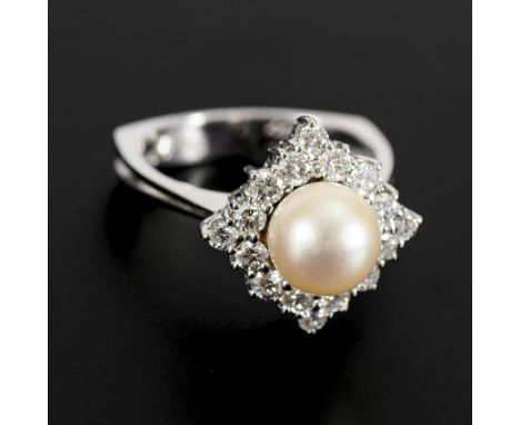 Ring mit Zuchtperle und Brillanten.             Weißgold 750 gestempelt. Brillanten ges. ca. 0,70 ct/Weiß/vs-si. Ringgröße 56