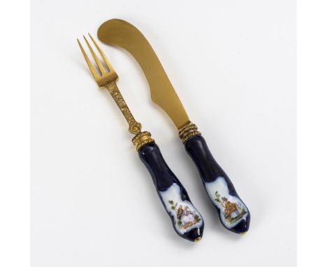 2-teiliges Porzellanbesteck. Meissen. Ungemakrkt, 18./19. Jh.             Polychrom bemalt, beriebene Goldstaffage. L 21 und 