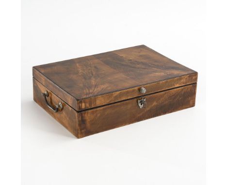 Biedermeier-Schatulle.  Mahagoni furniert, ebonisierte Kantenleiste, Zinnbeschläge. 9 x 32 x 22 cm (ohne Beschläge). Flache, 
