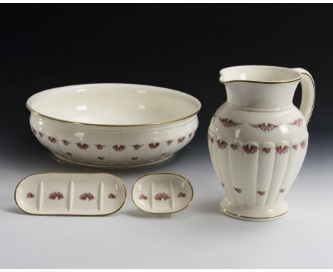2-teilige Waschgarnitur und 2 Seifenschalen mit Röschendekor. Max Roesler. Jeweils gemarkt, 1926-28, bezeichnet "Hedwig". Mod