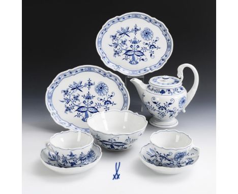 Zwiebelmuster-Kanne, -Kumme, 2 -Tassen und 2 Tabletts. Meissen. Schwertermarke, 2. H. 20. Jh., 1. Wahl.             Unterglas