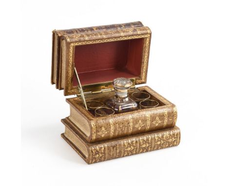 Buchschatulle mit verstecktem Likörset. Ende 19. Jh.Leder mit Goldprägung, farbloses Glas mit Goldstaffage, Flasche aus Formg