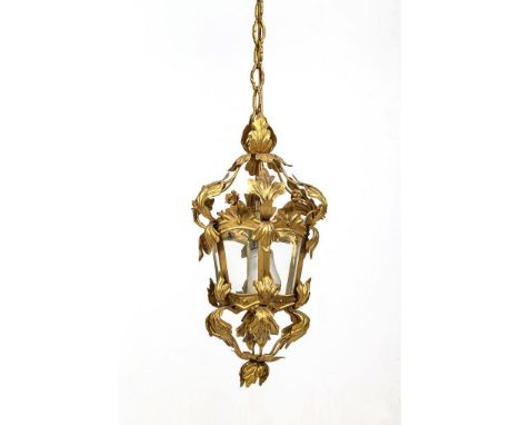 Historismus-Deckenampel. 20. Jh.             Goldbronziertes Metall, Glas. L ca. 145 cm.             1-flammige Deckenlaterne