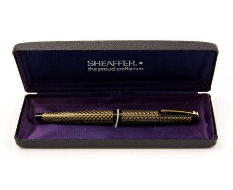 Sheaffer Lady 904 fountain pen, black with gold engine turned design, in original box
