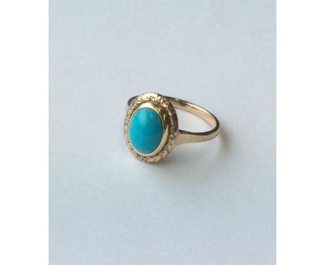 A turquoise and gold single stone ring. Approx. 3.4 grams. Est. £30 - £40.