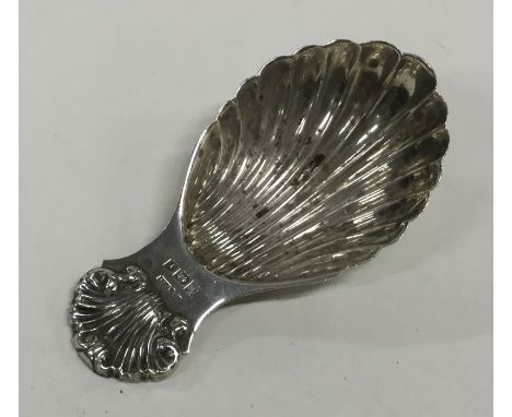 A heavy Edwardian cast silver caddy spoon with shell thumb piece. Birmingham. Approx. 21 grams. Est. £40 - £60.